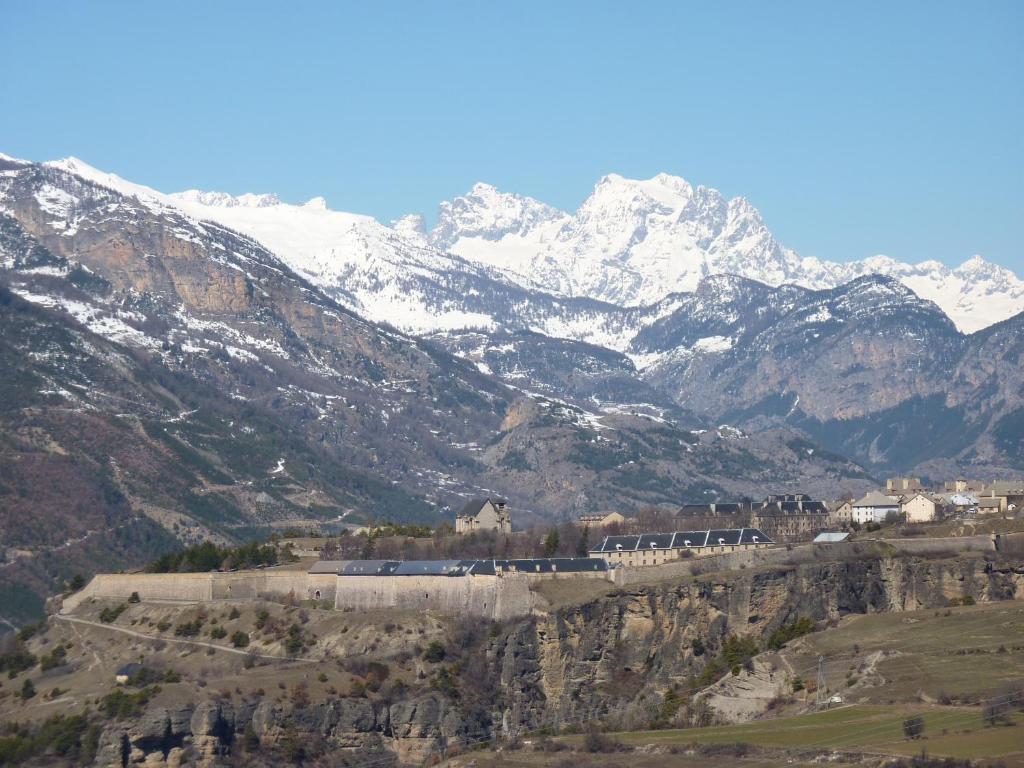 Le Rendez Vous De Vauban Gites & Spa Mont-Dauphin Exterior photo