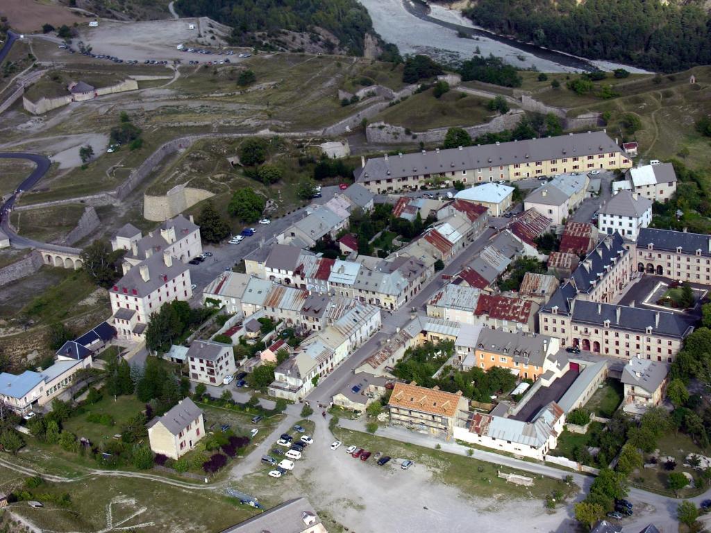 Le Rendez Vous De Vauban Gites & Spa Mont-Dauphin Exterior photo